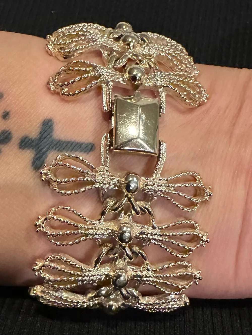 Vintage Signed Emmons Gleaming Bows Gold Tone Wide Panel Link Bracelet